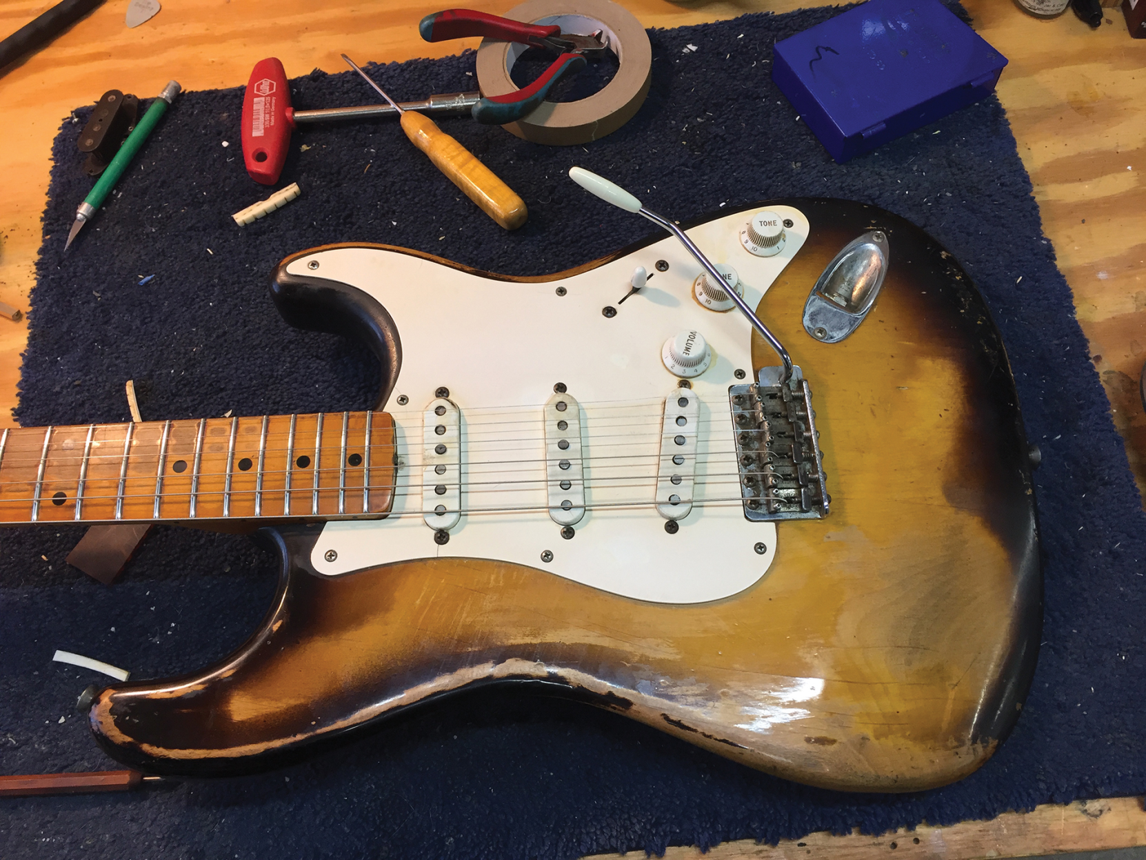 Nashville on the Internet: The Guitar's the Star